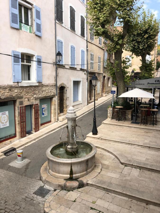 Fontaine Apartamento Aups Exterior foto